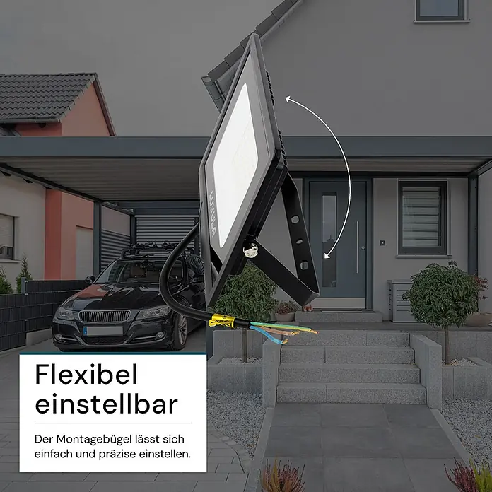 Luxula LED-Strahler - 50 W, 5.000 lm, 4.000 K, IP65 - Schwarzer LED-Fluter mit verstellbarem Montagebügel und freiliegenden Kabeln, draußen gezeigt. Ein Pfeil zeigt die flexible Einstellung.