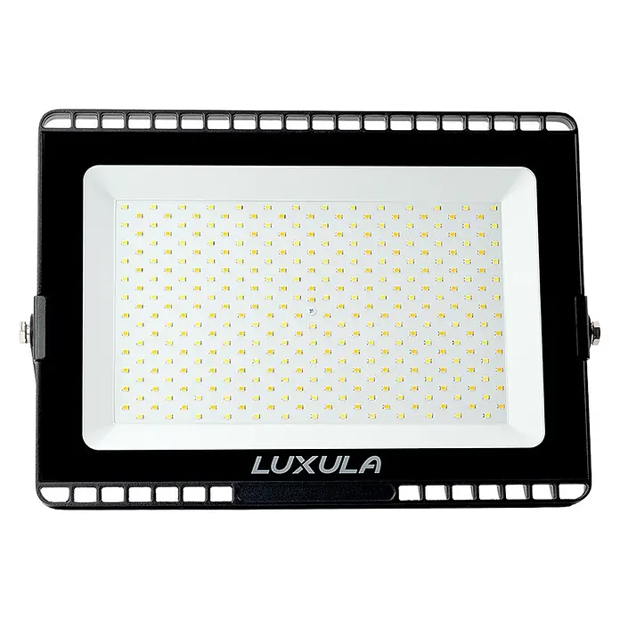 Luxula LED-Strahler - 150 W, 15.000 lm, IP65 - Schwarzer LED-Flutstrahler mit vielen kleinen gelb-weißen LEDs auf weißer Platte, mit "LUXULA" Logo.