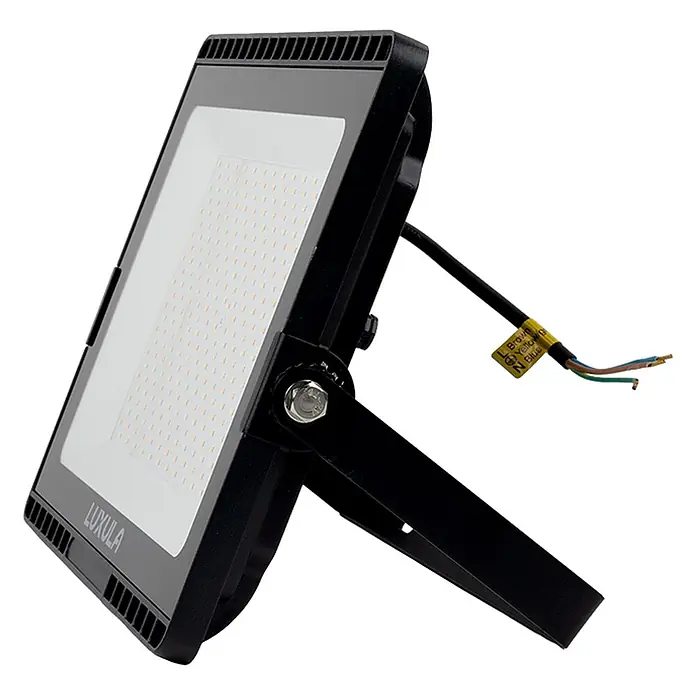 Luxula LED-Strahler - 150 W, 15.000 lm, IP65 - Schwarzer rechteckiger LED-Flutlichtstrahler mit stabiler Halterung, sichtbaren gelben LEDs und freiliegenden Stromkabeln.