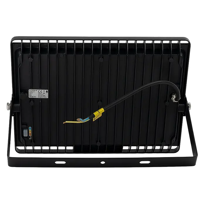 Luxula LED-Strahler - 150 W, 15.000 lm, IP65 - Schwarzer LED-Fluter, Rückansicht, mit Kühlrippen, Stromkabel und Produktetikett.