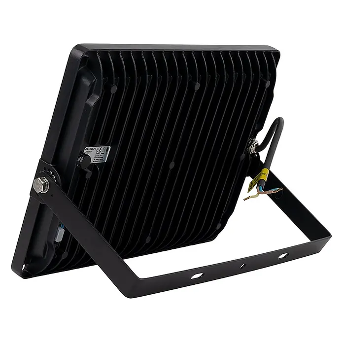 Luxula LED-Strahler - 150 W, 15.000 lm, IP65 - Schwarzer LED-Fluter, Rückansicht, zeigt Kühlrippen, Montagebügel und freiliegende Stromkabel.