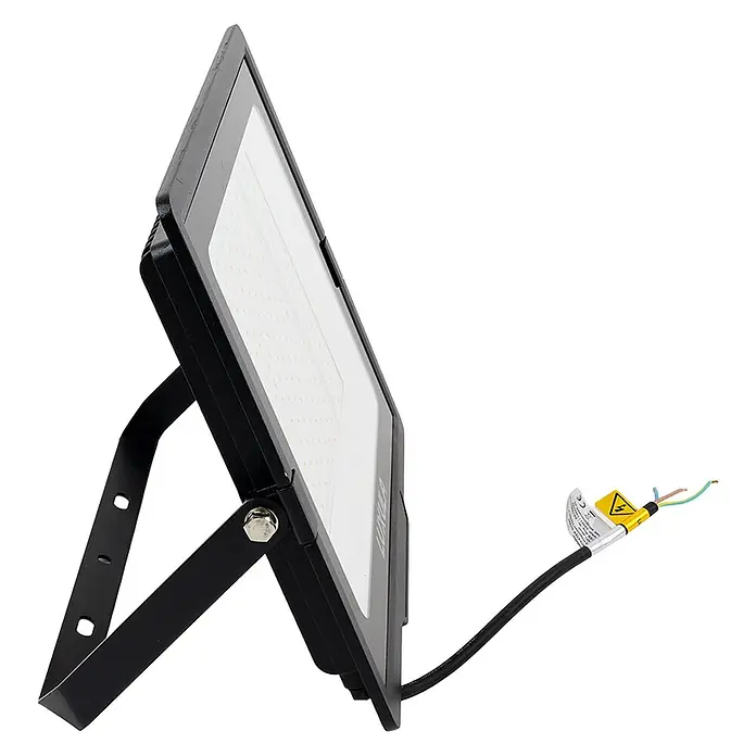 Luxula LED-Strahler - 200 W, 20.000 lm, 4.000 K, IP65 - Schwarzer LED-Flutlichtstrahler mit verstellbarer Halterung und freiliegenden Elektrokabeln zum Anschluss.