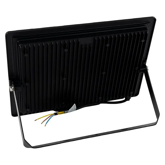 Luxula LED-Strahler - 200 W, 20.000 lm, 4.000 K, IP65 - Schwarzer LED-Fluter, Rückansicht mit Kühlrippen, Montagehalterung und freiliegenden Stromkabeln.