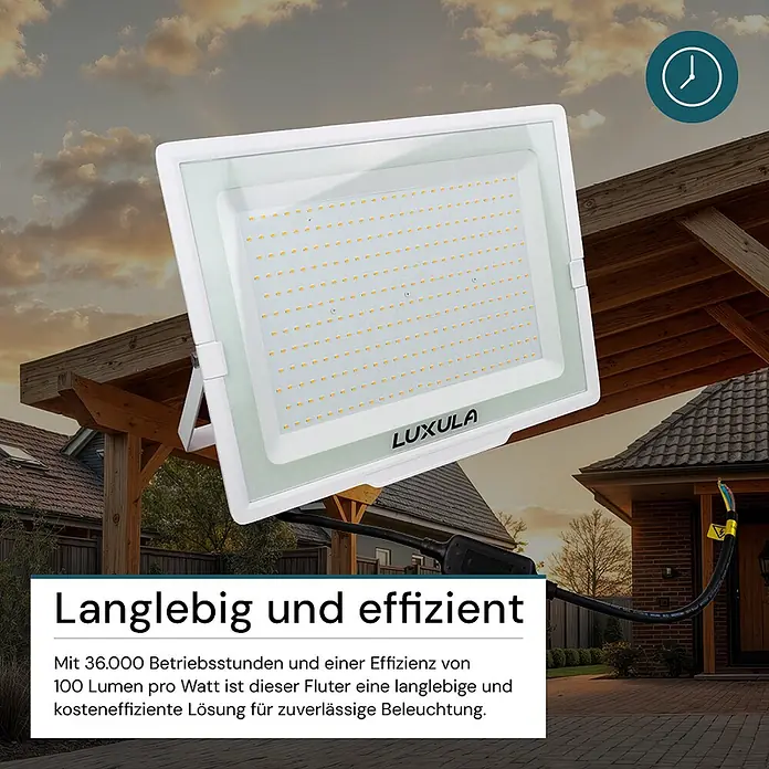 Luxula LED-Strahler - 300 W, 30.000 lm, IP65 - Weißer LUXULA LED-Fluter, langlebig und effizient, im Außenbereich abgebildet.