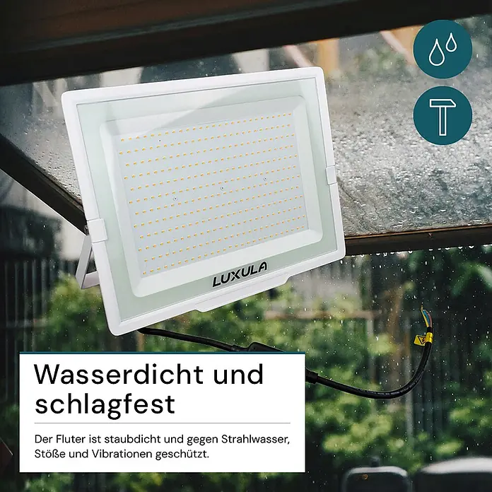 Luxula LED-Strahler - 300 W, 30.000 lm, IP65 - Weißer LED-Fluter im Regen, der seine Wasserdichtigkeit und Schlagfestigkeit hervorhebt.