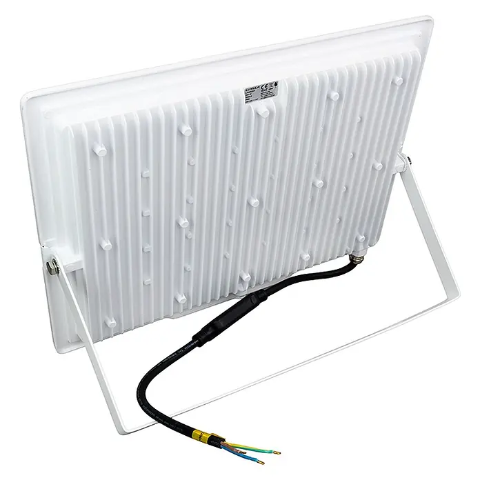Luxula LED-Strahler - 300 W, 30.000 lm, IP65 - Weißer LED-Fluter, Rückansicht, mit geripptem Kühlkörper, Montagebügel und Stromkabel mit offenen Adern.