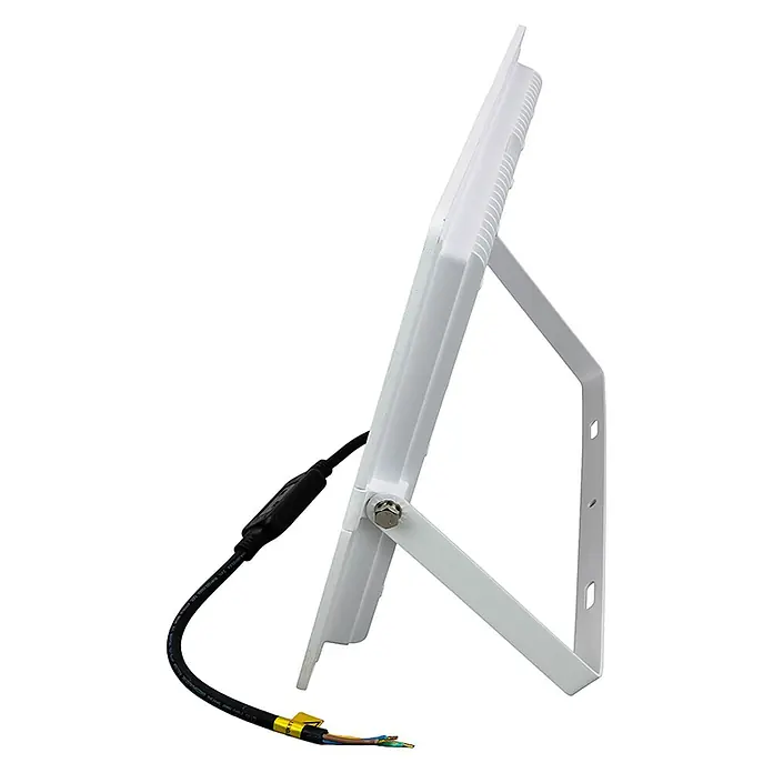 Luxula LED-Strahler - 300 W, 30.000 lm, IP65 - Seitenansicht eines weißen LED-Flutlichtstrahlers mit Montagebügel und schwarzem Stromkabel mit freiliegenden farbigen Adern.
