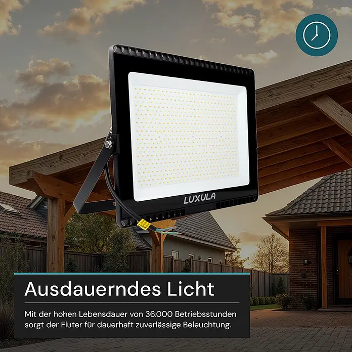 Luxula LED-Strahler - 300 W, 30.000 lm, IP65 - Schwarzer LUXULA LED-Fluter mit vielen Dioden, im Freien unter einer Holzpergola montiert, für helle Beleuchtung.