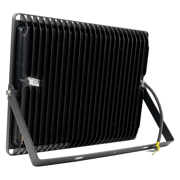 Luxula LED-Strahler - 300 W, 30.000 lm, IP65 - Schwarzer LED-Fluter mit geripptem Kühlkörper, Rückseite mit Montagebügel und Anschlusskabeln.