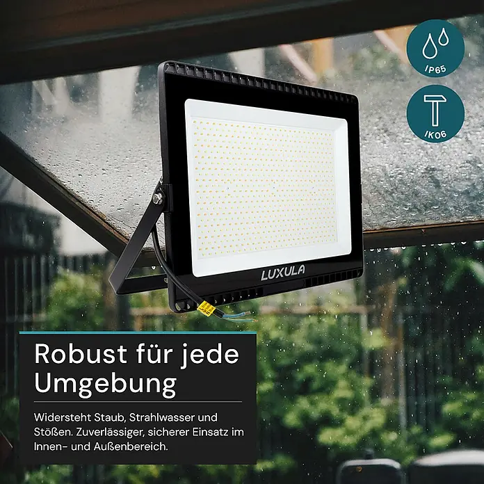 Luxula LED-Strahler - 300 W, 30.000 lm, IP65 - Robuster schwarzer LED-Fluter (IP65/IK06) in regnerischer Außenumgebung.