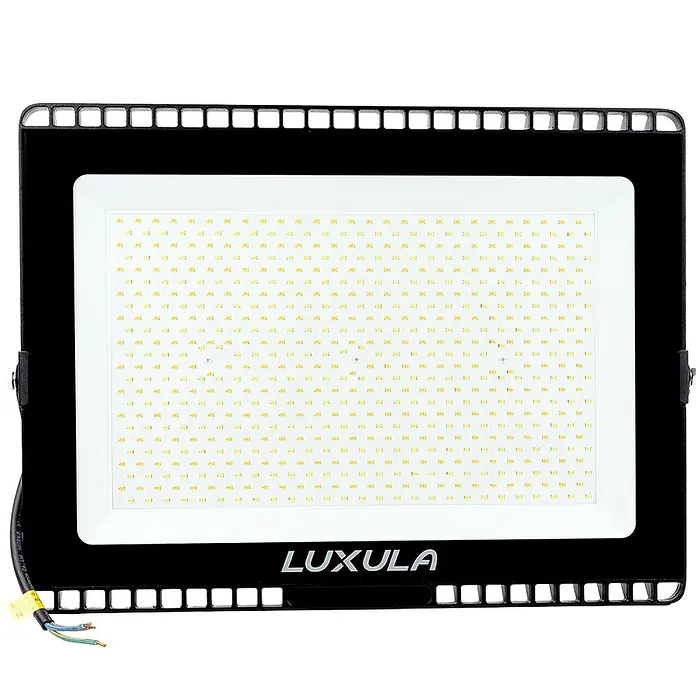 Luxula LED-Strahler - 300 W, 30.000 lm, IP65 - Schwarzer LED-Flutlichtstrahler mit weißer Fläche und vielen kleinen gelben LED-Chips. Marke 'LUXULA'.