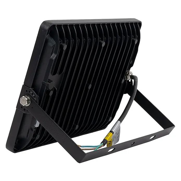 Luxula LED-Strahler - 100 W, 10.000 lm, IP65 - Schwarzer LED-Fluter von hinten, zeigt gerippten Kühlkörper, verstellbare Halterung und Stromkabel.