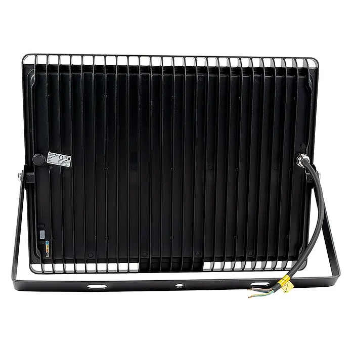 Luxula LED-Strahler - 300 W, 30.000 lm, IP65 - Schwarzer LED-Fluter von hinten mit Kühlrippen, verstellbarem Montagebügel und Anschlusskabel.