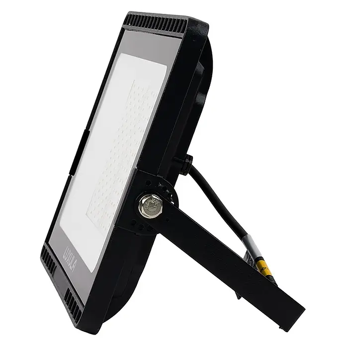 Luxula LED-Strahler - 100 W, 10.000 lm, IP65 - Schwarzer LED-Flutlichtstrahler mit weißem LED-Panel, auf Montagebügel geneigt, mit Stromkabel.