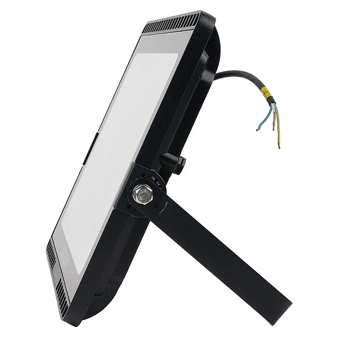 Luxula LED-Strahler - 200 W, 20.000 lm, IP65 - Schwarzer LED-Fluter mit verstellbarem Montagebügel, seitlich gezeigt mit freiliegenden Stromkabeln.
