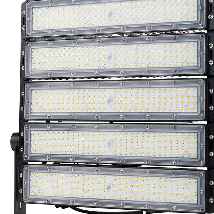Enovalite LED-Strahler - 800 W, 104.000 lm, IP66 - Gestapelte schwarze LED-Flutlichter mit zahlreichen kleinen gelben LEDs hinter klaren Abdeckungen.