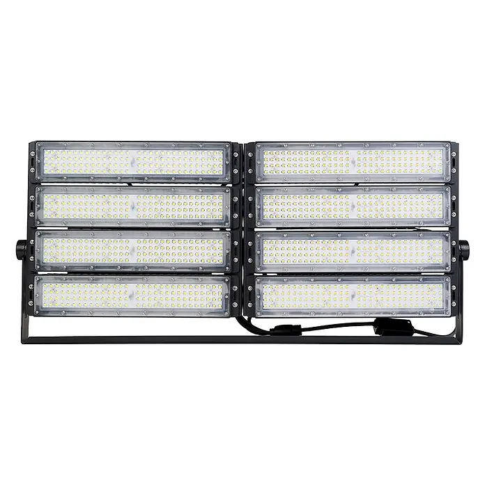 Enovalite LED-Strahler - 800 W, 104.000 lm, IP66 - Großflächiger schwarzer LED-Flutlichtstrahler mit mehreren rechteckigen Panels voller heller weißer LEDs, auf verstellbarem Rahmen mit Netzkabel.