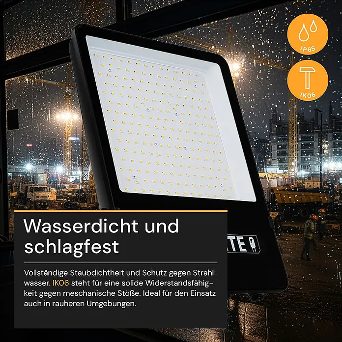 Enovalite LED-Strahler - 300 W, 39.000 lm, IP65 - Schwarzer LED-Flutstrahler mit IP65-Wasserschutz und IK06-Stoßfestigkeit, auf einer regnerischen Baustelle bei Nacht.