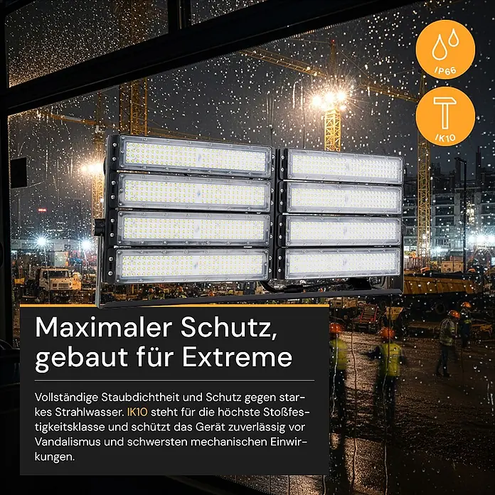 Enovalite LED-Strahler - 800 W, 104.000 lm, IP66 - Großer LED-Flutlichtstrahler mit mehreren Panels, beleuchtet eine regnerische Baustelle bei Nacht, zeigt IP66- und IK10-Beständigkeit.