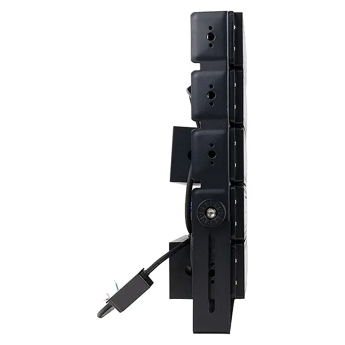 Enovalite LED-Strahler - 800 W, 104.000 lm, IP66 - Schwarzer LED-Fluter von der Seite, mit verstellbarer Halterung und Stromkabel.
