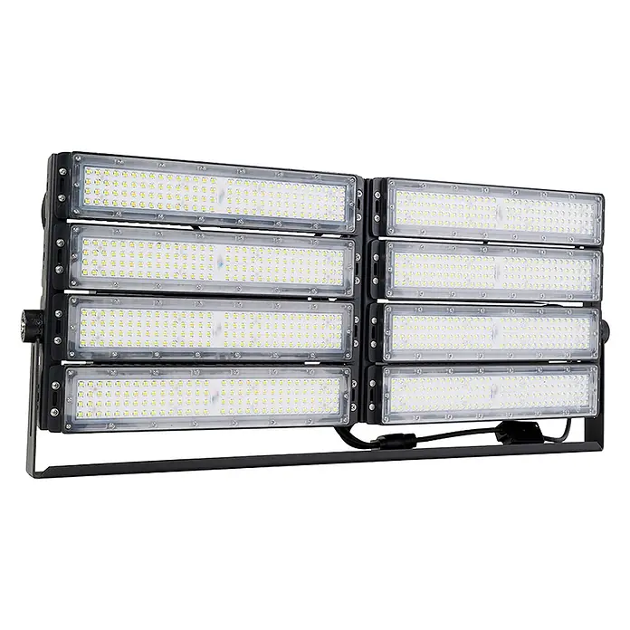 Enovalite LED-Strahler - 800 W, 104.000 lm, IP66 - Großer schwarzer LED-Flutlichtstrahler mit mehreren rechteckigen Paneelen voller kleiner, heller LEDs auf stabilem Rahmen zur Außenbeleuchtung.