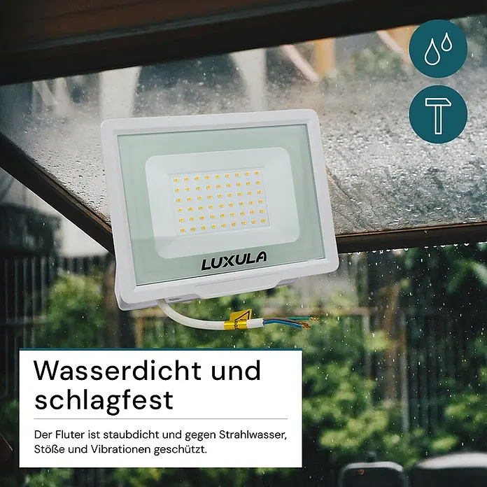 Luxula LED-Strahler - 50 W, 5.000 lm, IP65 - Weißer LUXULA LED-Fluter im Regen im Freien, der seine Wasserdichtigkeit und Schlagfestigkeit hervorhebt.