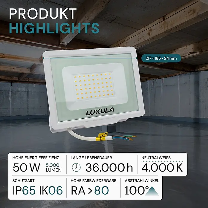 Luxula LED-Strahler - 50 W, 5.000 lm, IP65 - Weißer LUXULA LED-Fluter (50W, 5000lm) in einem Kellerraum, hebt IP65-Schutz, 36.000h Lebensdauer und 4000K neutralweißes Licht hervor.