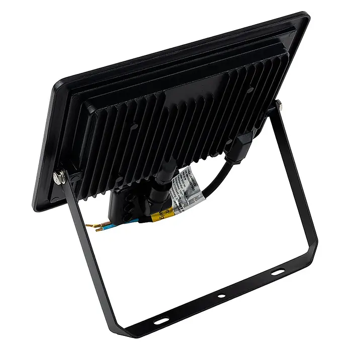 Luxula LED-Strahler Fluter Bewegungsmelder 50W 4000K Neutralweiß 5000lm -  - Rückansicht eines schwarzen, rechteckigen LED-Fluters mit Kühlrippen, verstellbarer Halterung und freiliegenden Kabeln.