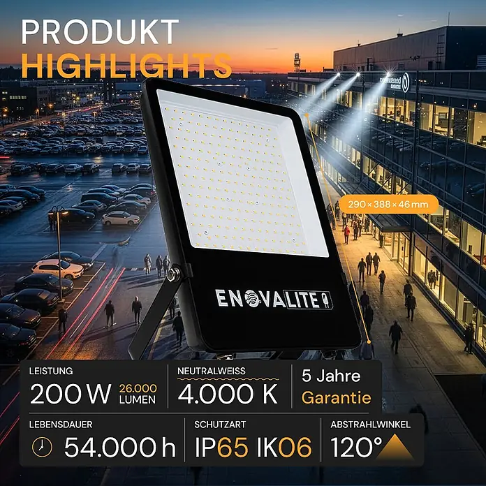 Enovalite LED-Strahler - 200 W, 26.000 lm, IP65 - Ein schwarzer LED-Flutlichtstrahler mit weißem Panel beleuchtet bei Dämmerung einen großen Außenbereich mit Autos und Gebäuden. Maße: 290x388x46mm.