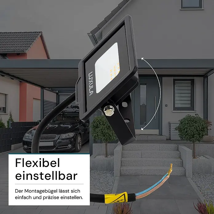 Luxula LED-Strahler - 10 W, 1.000 lm, 4.000 K, IP65 - Schwarzer LUXULA LED-Strahler mit verstellbarer Halterung im Außenbereich, der seine flexible Ausrichtung demonstriert.