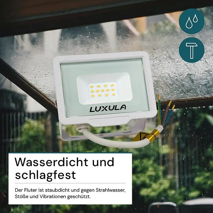 Luxula LED-Strahler 10W 1000lm Fluter 3000K Warmweiß Flutlichtstrahler Slim -  - Weißer LUXULA LED-Fluter, draußen im Regen, unterstreicht Wasser- und Stoßfestigkeit.