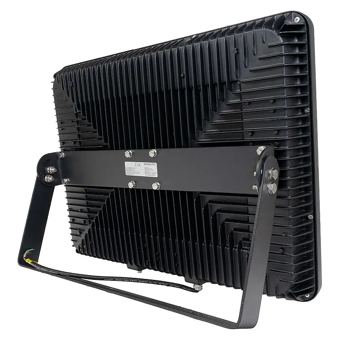 Enovalite LED-Strahler - 400 W, 48.000 lm, IP65 - Rückansicht eines schwarzen LED-Flutlichtstrahlers mit Kühlrippen und grauer Metallhalterung. Stromkabel sichtbar.