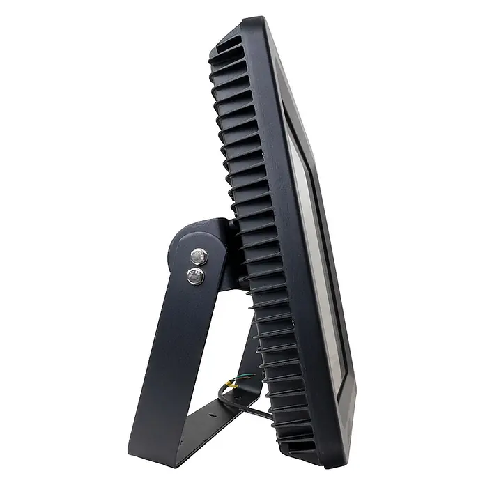 Enovalite LED-Strahler - 400 W, 48.000 lm, IP65 - Schwarzer LED-Flutlichtstrahler mit Kühlrippen und verstellbarer Halterung, von der Seite gesehen.
