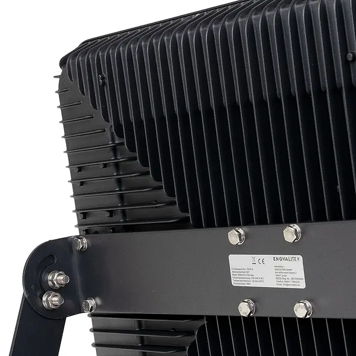Enovalite LED-Strahler - 400 W, 48.000 lm, IP65 - Dunkle industrielle LED-Flutlicht mit geripptem schwarzem Kühlkörper und robuster Metallhalterung.
