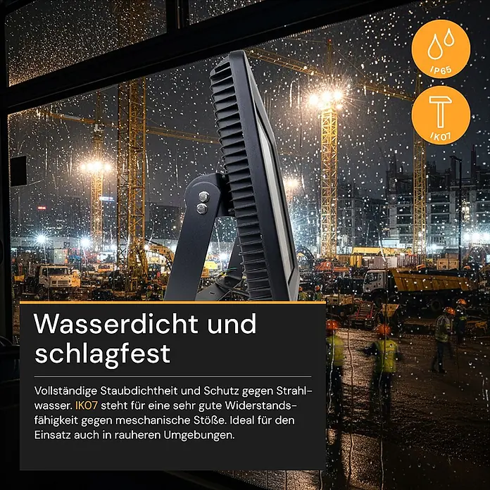 Enovalite LED-Strahler - 400 W, 48.000 lm, IP65 - Schwarzer Flutlichtstrahler mit Ständer auf einer regnerischen Baustelle, der seine Wasser- und Schlagfestigkeit hervorhebt.