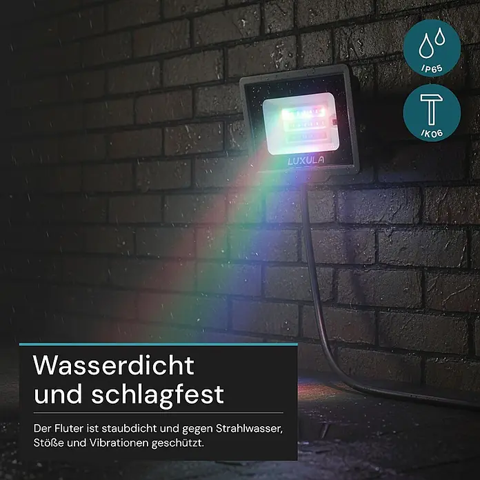 Luxula LED-Strahler - 30 W, IP65 - Schwarzer LED-Fluter an Ziegelwand, leuchtet farbig im Regen. Wasserdicht und stoßfest (IP65, IK06).