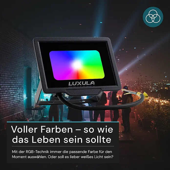 Luxula LED-Strahler - 30 W, IP65 - Schwarzer LED-Flutlichtstrahler zeigt Regenbogenfarben, eingesetzt auf einer Party im Freien.