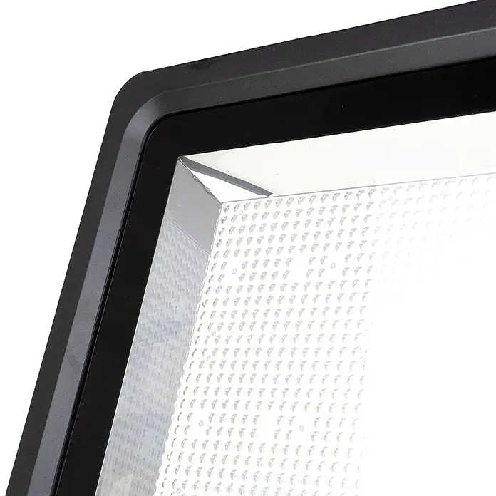 Enovalite LED-Strahler - 400 W, 48.000 lm, IP65 - Nahaufnahme eines schwarzen LED-Strahlers mit klarer, texturierter Diffusorlinse und reflektierendem Innenraum.