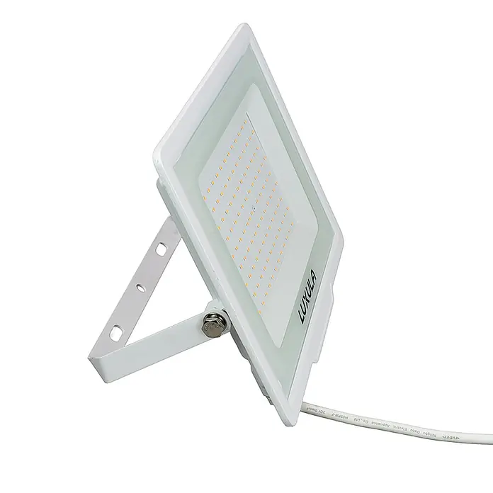 Luxula LED-Strahler - 100 W, 10.000 lm, IP65 - Weißer LED-Flutlichtstrahler mit verstellbarem Standfuß, LUXULA-Logo und Stromkabel.