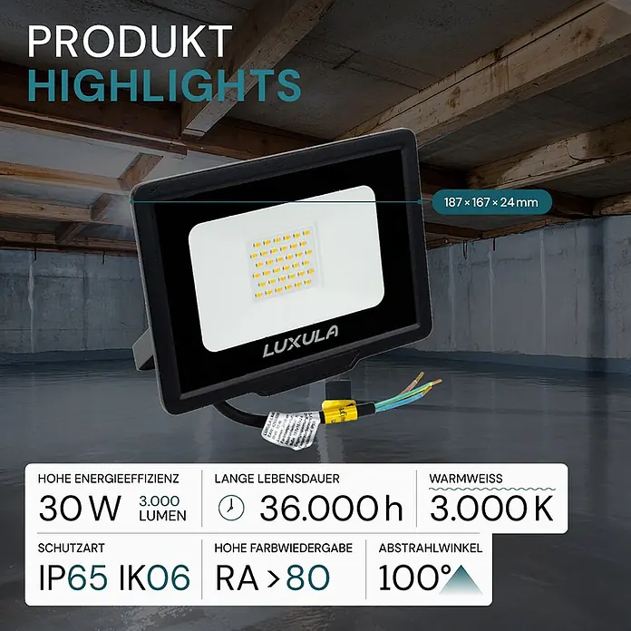 Luxula LED-Strahler - 30 W, 3.000 lm, 3.000 K, IP65 - Schwarzer LED-Flutlichtstrahler mit sichtbaren LEDs und Anschlusskabeln, platziert in einem Industrieumfeld.
