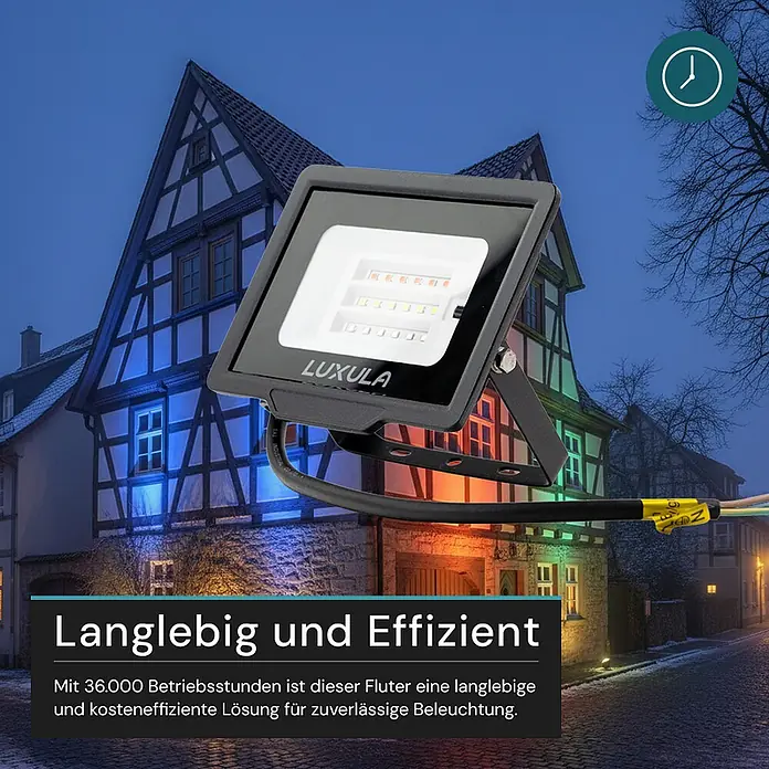 Luxula LED-Strahler - 30 W, IP65 - Schwarzer LUXULA LED-Fluter, der ein altes Gebäude nachts beleuchtet. Eine langlebige und effiziente Außenbeleuchtung.