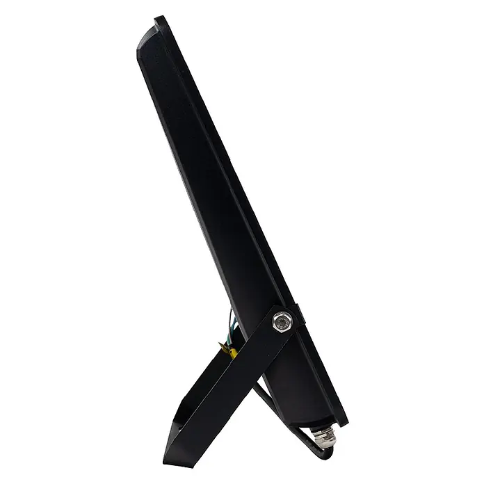 Enovalite LED-Strahler Außenstrahler Flutlichtstrahler Fluter 100W 13000Lm -  - Schwarzer LED-Flutlichtstrahler, Seitenansicht, mit Metallgehäuse, verstellbarer Halterung und freiliegenden Kabeln.