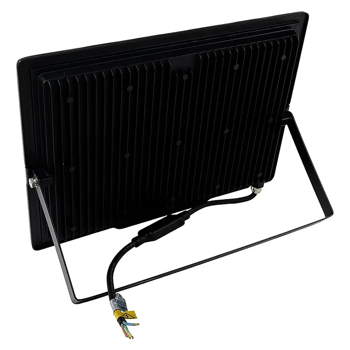 Luxula LED-Strahler - 300 W, 30.000 lm, 3.000 K, IP65 - Schwarzer LED-Flutlichtstrahler, Rückansicht mit Kühlrippen, Montagebügel und Stromkabel mit offenen Adern.
