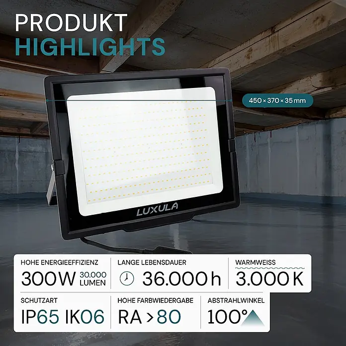 Luxula LED-Strahler - 300 W, 30.000 lm, 3.000 K, IP65 - Schwarzer LED-Flutlichtstrahler mit Leistungsdaten in einem Kellerraum.