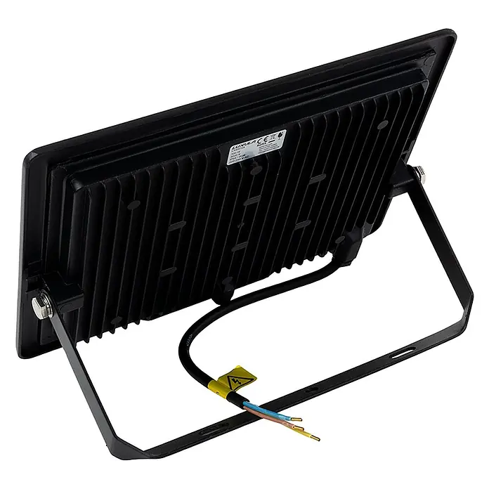 Luxula LED-Strahler - 100 W, 10.000 lm, 4.000 K, IP65 - Schwarzer LED-Fluter, Rückansicht, mit Kühlrippen, Montagebügel und freiliegenden Stromkabeln.