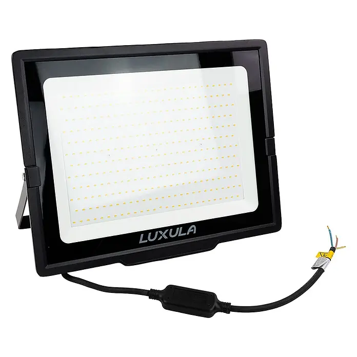 Luxula LED-Strahler - 300 W, 30.000 lm, 3.000 K, IP65 - Schwarzer LED-Flutlichtstrahler mit hellem, rechteckigem LED-Panel und freiliegendem Stromkabel. Marke: LUXULA.