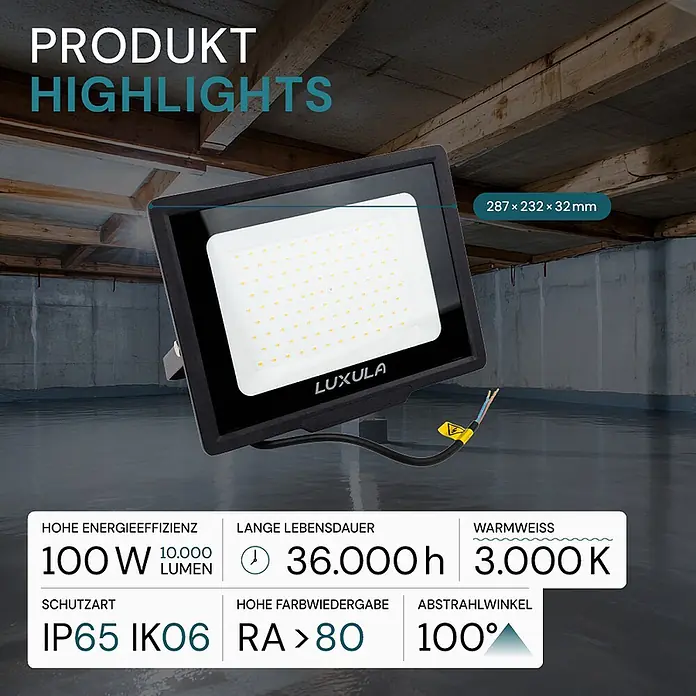 Luxula LED-Strahler - 100 W, 10.000 lm, 3.000 K, IP65 - Schwarz rechteckiger LED-Flutlichtstrahler mit sichtbaren LED-Chips und hervorgehobenen Merkmalen, platziert in einem industriellen Raum.