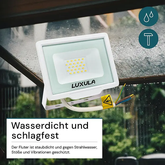 Luxula LED-Strahler - 20 W, 2.000 lm, IP65 - Weißer LUXULA LED-Fluter, wasserdicht und schlagfest, draußen im Regen gezeigt.