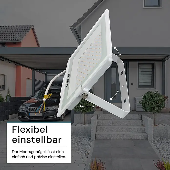 Luxula LED-Strahler - 150 W, 15.000 lm, IP65 - Weißer LED-Flutlichtstrahler mit verstellbarem Montagebügel, draußen zur Beleuchtung positioniert.