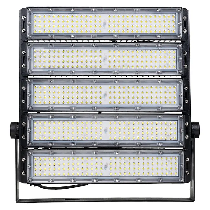 Enovalite LED-Strahler - 500 W, 65.000 lm, IP66 - Schwarzer modularer LED-Flutlichtstrahler mit fünf gestapelten rechteckigen Paneelen, ideal für Stadion- oder Außenbeleuchtung.